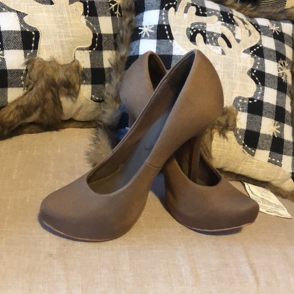 Lighter brown size 7 heels - Picture 4 of 5